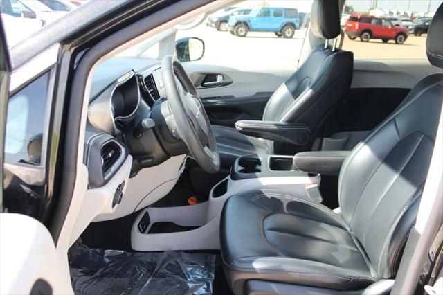 2024 Chrysler Pacifica Hybrid Select