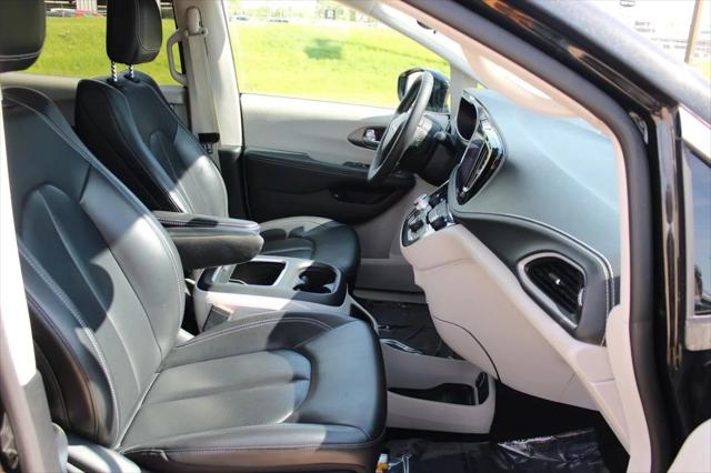 2024 Chrysler Pacifica Hybrid Select