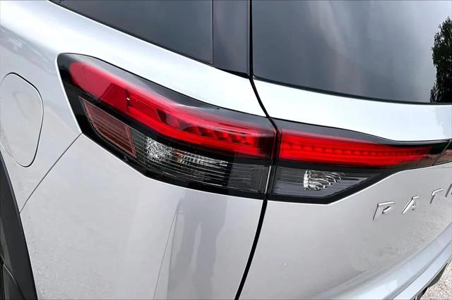 2025 Nissan Pathfinder Platinum FWD