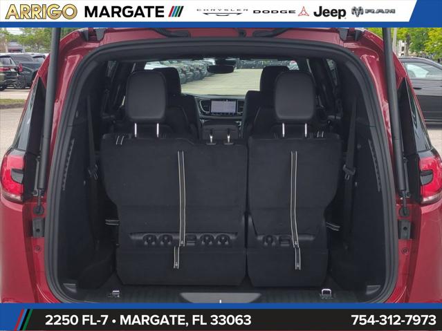 2027 Chrysler Pacifica Select