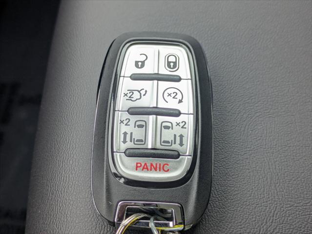 2027 Chrysler Pacifica Select