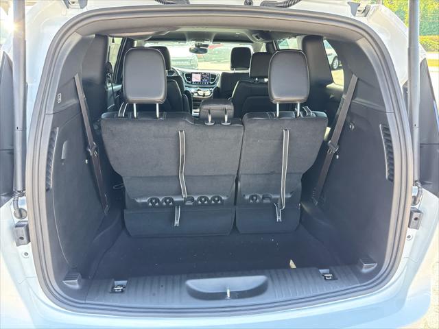 2027 Chrysler Pacifica Select