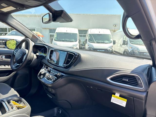 2027 Chrysler Pacifica Select