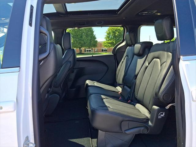 2027 Chrysler Pacifica Select