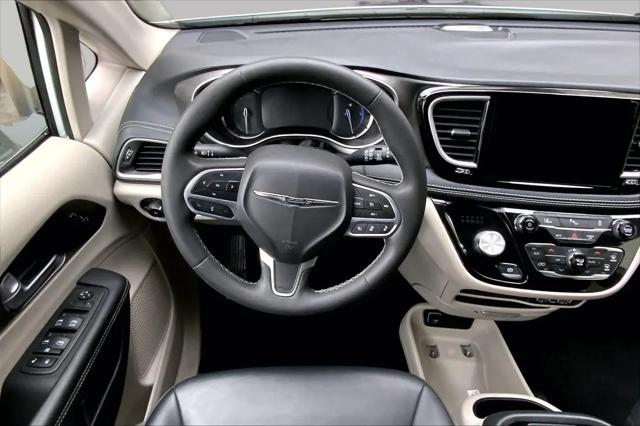 2024 Chrysler Pacifica Hybrid Select