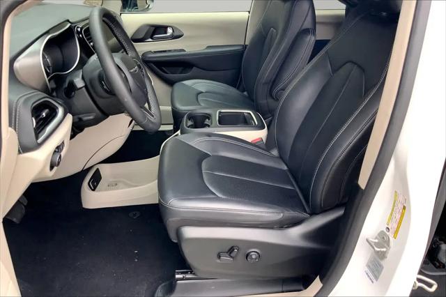2024 Chrysler Pacifica Hybrid Select