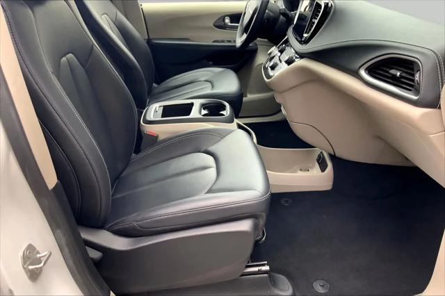 2024 Chrysler Pacifica Hybrid Select