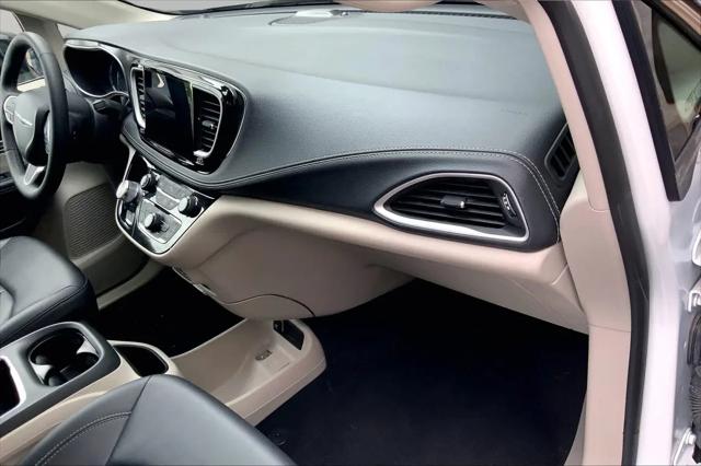 2024 Chrysler Pacifica Hybrid Select
