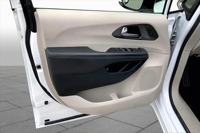 2024 Chrysler Pacifica Hybrid Select
