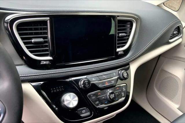 2024 Chrysler Pacifica Hybrid Select