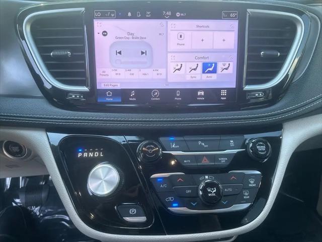 2023 Chrysler Pacifica Hybrid Touring L