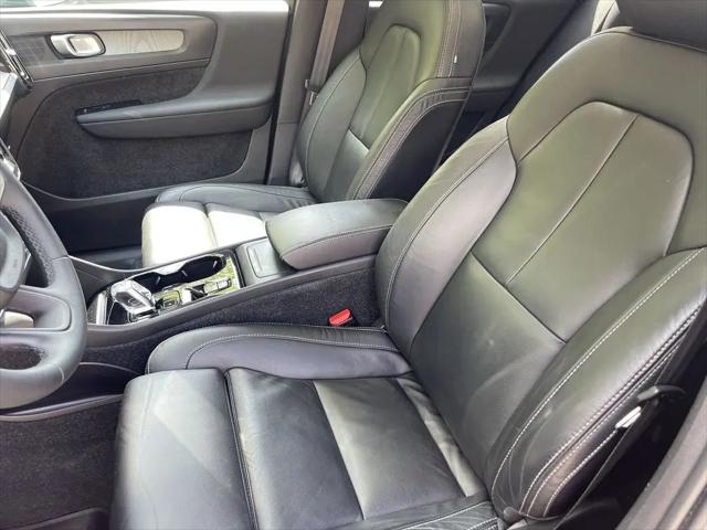 2023 Volvo XC40 B5 Plus Bright Theme