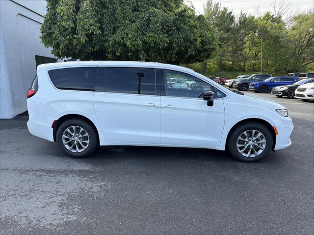 2026 Chrysler Pacifica Select AWD