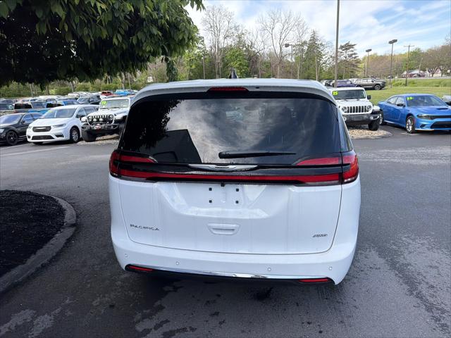 2026 Chrysler Pacifica Select AWD