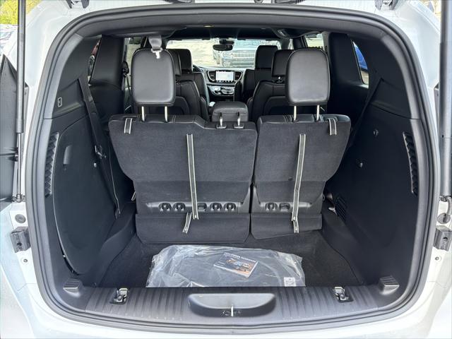 2026 Chrysler Pacifica Select AWD