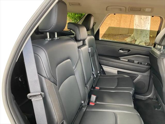 2024 Nissan Pathfinder SL FWD