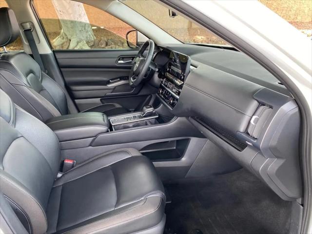 2024 Nissan Pathfinder SL FWD