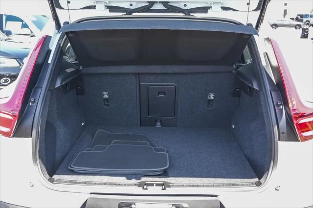 2024 Volvo XC40 Core