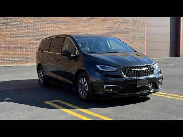 2023 Chrysler Pacifica Hybrid Touring L for sale in Crystal Lake, IL