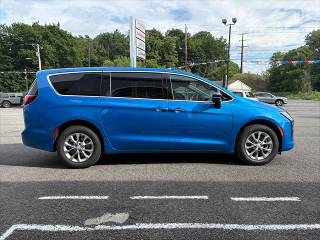 2027 Chrysler Pacifica Select AWD