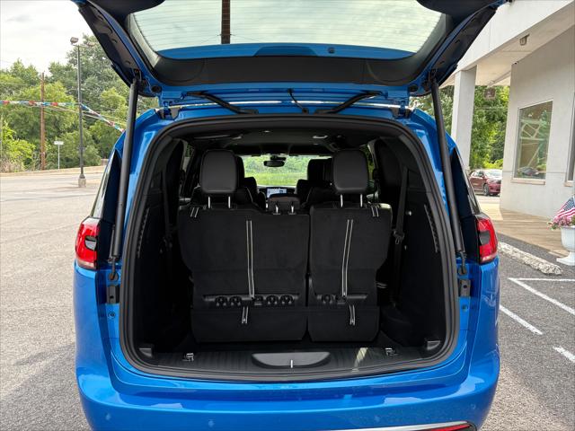 2027 Chrysler Pacifica Select AWD