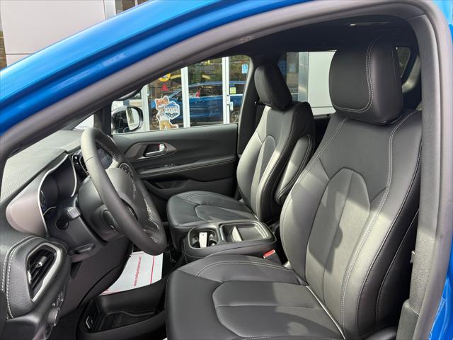 2027 Chrysler Pacifica Select AWD