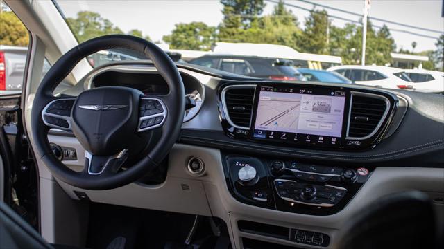 2024 Chrysler Pacifica Hybrid Select