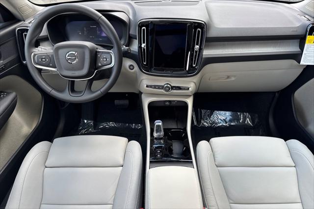 2026 Volvo XC40 Plus, B5 AWD Gas (mild hybrid), Dark