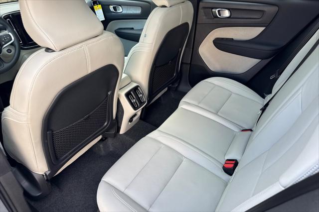 2026 Volvo XC40 Plus, B5 AWD Gas (mild hybrid), Dark