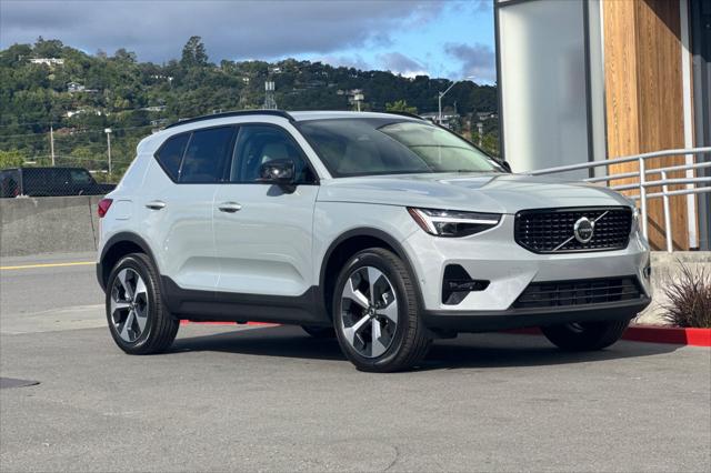 2026 Volvo XC40 Plus, B5 AWD Gas (mild hybrid), Dark