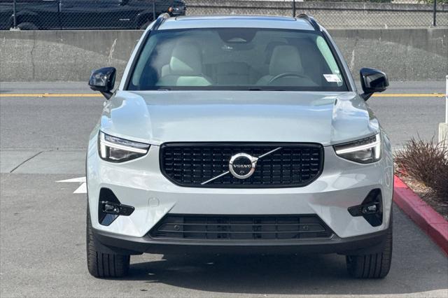 2026 Volvo XC40 Plus, B5 AWD Gas (mild hybrid), Dark