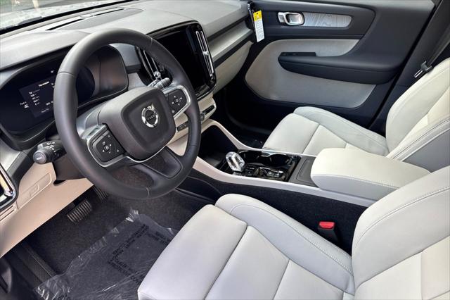 2026 Volvo XC40 Plus, B5 AWD Gas (mild hybrid), Dark