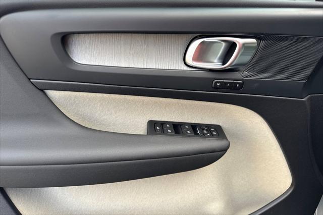 2026 Volvo XC40 Plus, B5 AWD Gas (mild hybrid), Dark