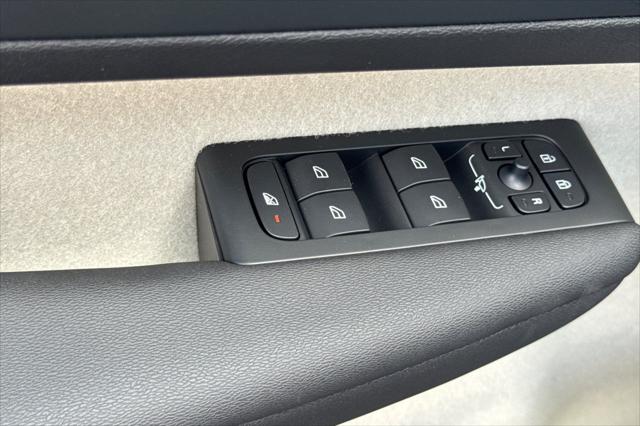 2026 Volvo XC40 Plus, B5 AWD Gas (mild hybrid), Dark