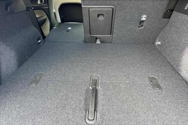 2026 Volvo XC40 Plus, B5 AWD Gas (mild hybrid), Dark