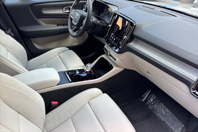 2026 Volvo XC40 Plus, B5 AWD Gas (mild hybrid), Dark