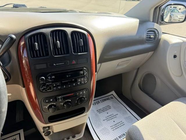 2005 Chrysler Town & Country LX