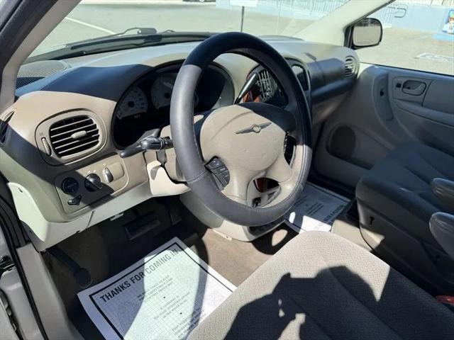 2005 Chrysler Town & Country LX
