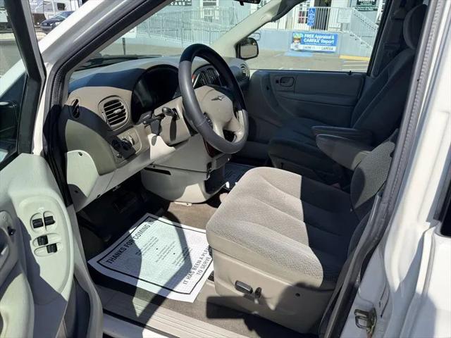 2005 Chrysler Town & Country LX