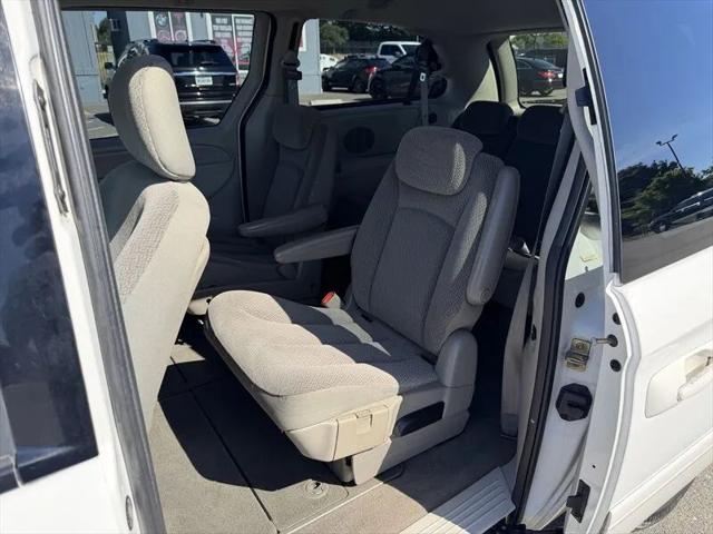 2005 Chrysler Town & Country LX
