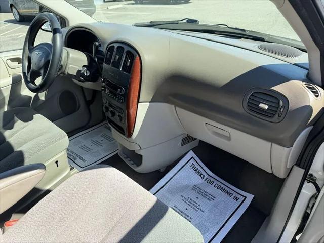 2005 Chrysler Town & Country LX