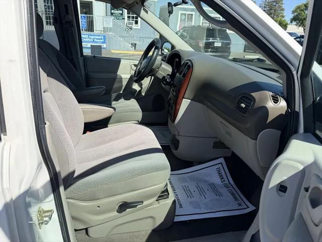 2005 Chrysler Town & Country LX