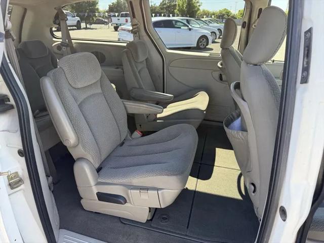 2005 Chrysler Town & Country LX