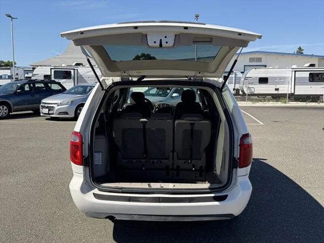 2005 Chrysler Town & Country LX