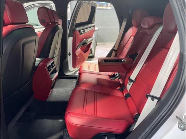 2023 Porsche Cayenne Platinum Edition
