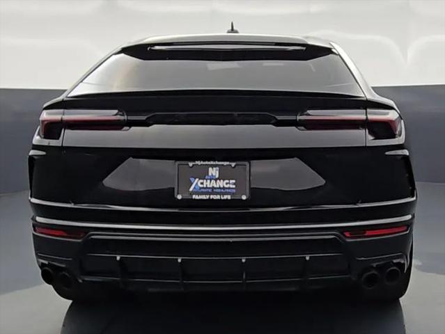 2022 Lamborghini Urus Pearl Capsule