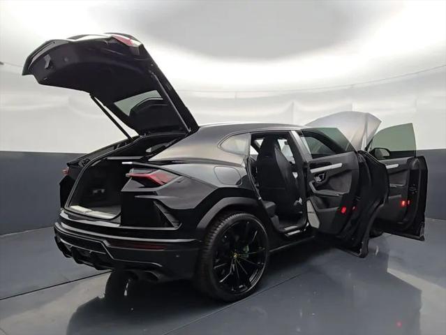 2022 Lamborghini Urus Pearl Capsule