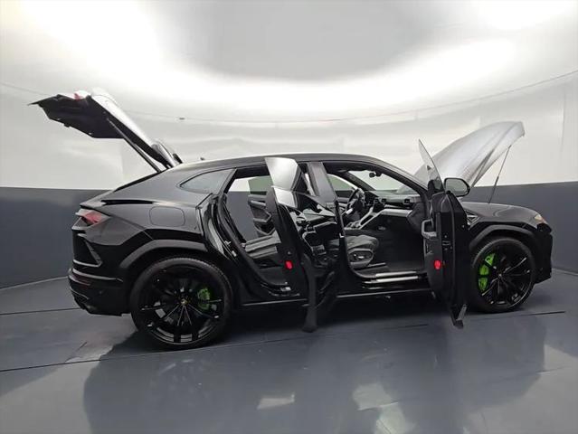 2022 Lamborghini Urus Pearl Capsule