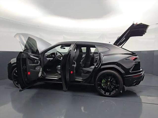 2022 Lamborghini Urus Pearl Capsule