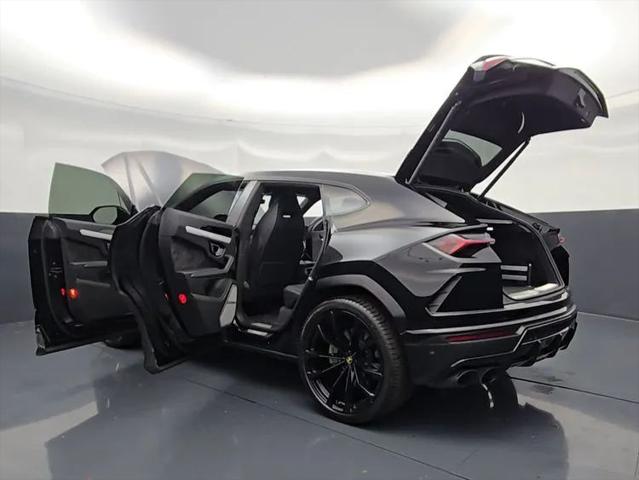 2022 Lamborghini Urus Pearl Capsule